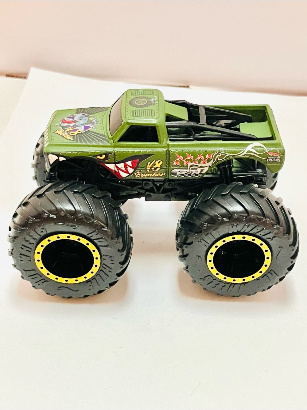 Hot Wheels V8 Bomber Die Cast Monster Truck 1:64
